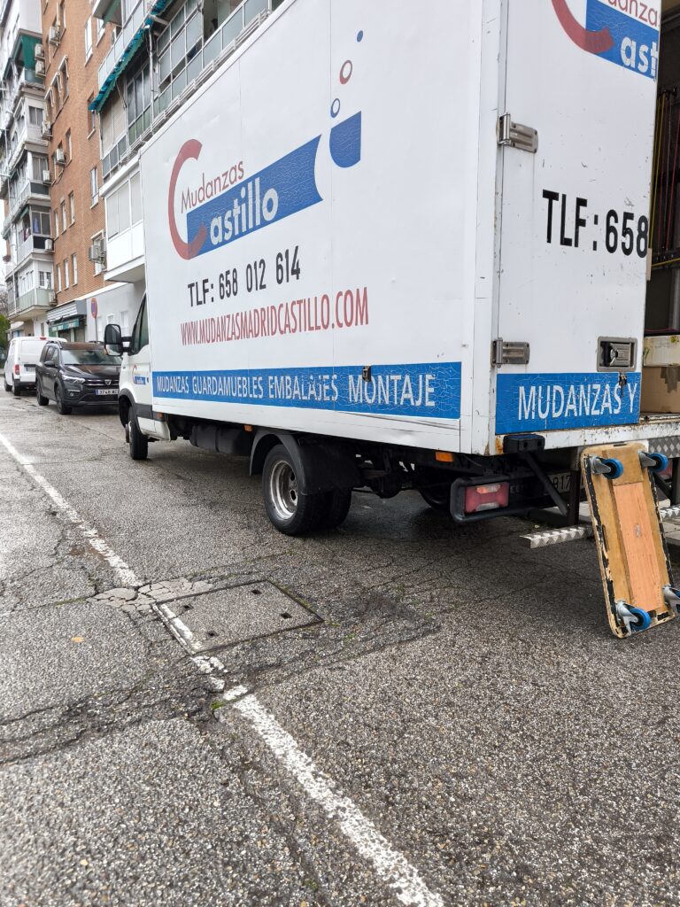 Camión durante servicio de mudanzas en Madrid 